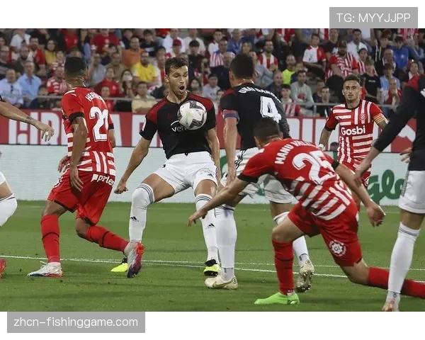 实时：奥萨苏纳与马略卡比赛因球迷冲入场内而短暂中断